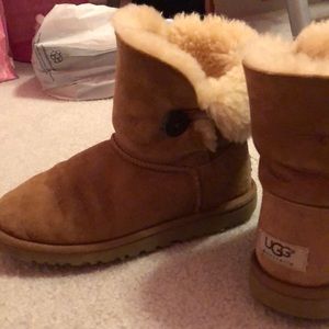 Chestnut Bailey button uggs!